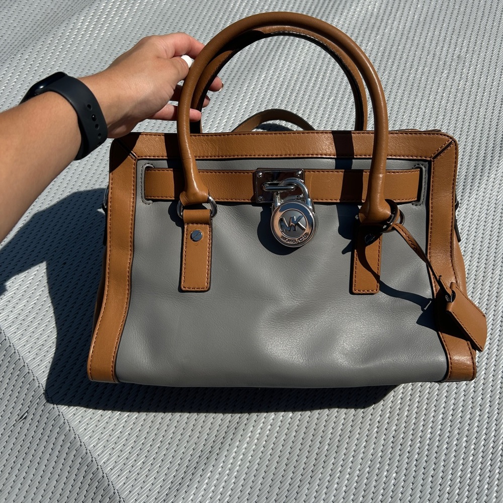 Essentially brand new Michael Kors purse! Worn maybe 4 times. No flaws!!